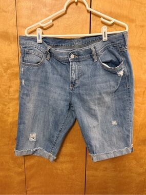 Old Navy Diva Women's medium wash Denim Distressed Bermuda Shorts size 14